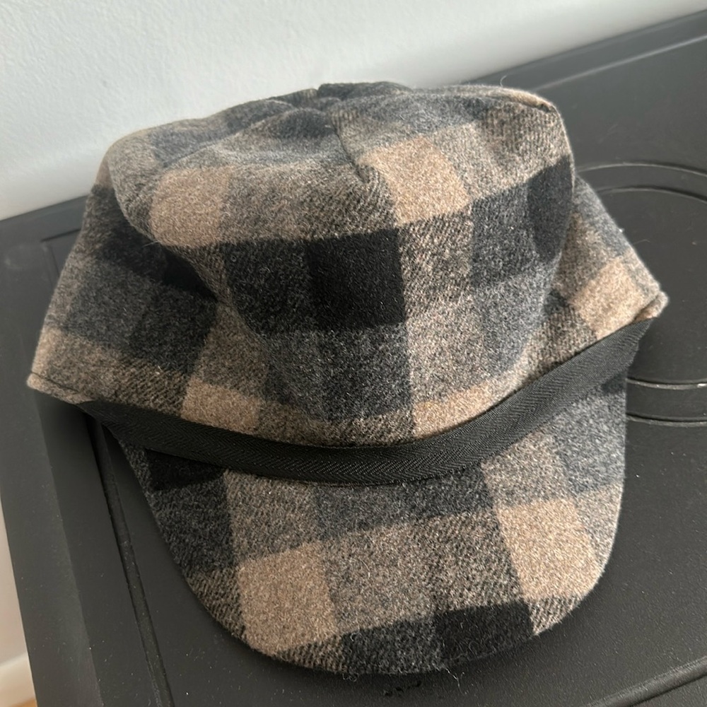 Crown cap hat beige and black